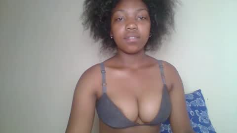 Snapshot of zyraelle_01 chatting on 19, 4, 2026 zyraelle_01 online show from 19, 4, 2026