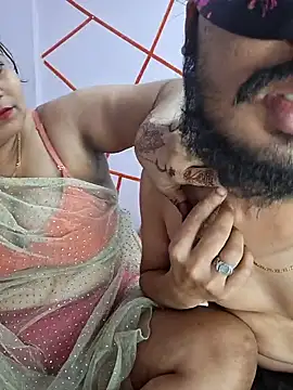 Snapshot of MOM-SUN-COUPLE chatting on 6, 3, 2025 MOM-SUN-COUPLE online show from 6, 3, 2025