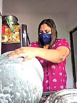 Snapshot of MOM-SUN-COUPLE chatting on 26, 9, 2025 MOM-SUN-COUPLE online show from 26, 9, 2025