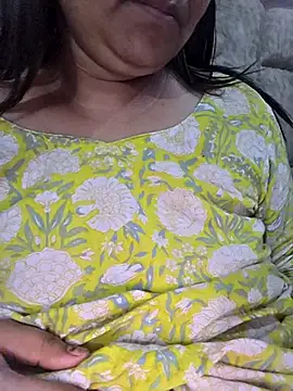 Snapshot of MOM-SUN-COUPLE chatting on 23, 4, 2026 MOM-SUN-COUPLE online show from 23, 4, 2026