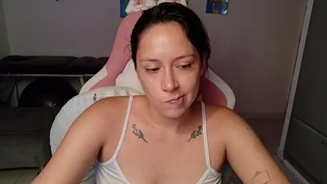 Snapshot of MommyMiaWs chatting on 12, 6, 2026 MommyMiaWs online show from 12, 6, 2026