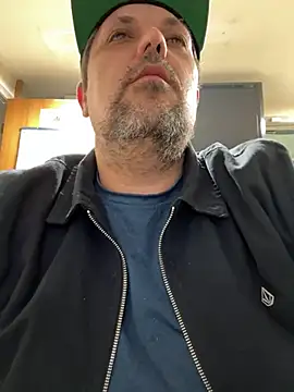 Snapshot of tank32s chatting on 21, 12, 2024 tank32s online show from 21, 12, 2024