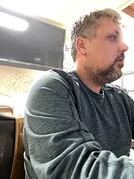 Snapshot of tank32s chatting on 4, 1, 2025 tank32s online show from 4, 1, 2025