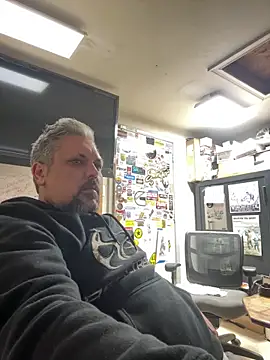 Snapshot of tank32s chatting on 10, 3, 2025 tank32s online show from 10, 3, 2025