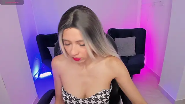 Snapshot of emilly_smith_1 chatting on 20, 5, 2026 emilly smith 1 online show from 20, 5, 2026