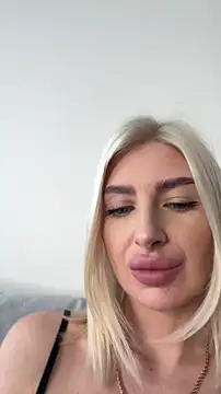 Snapshot of Mia_Roxie chatting on 6, 4, 2026 Mia Roxie online show from 6, 4, 2026