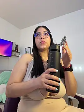 Snapshot of tati_reyess chatting on 27, 4, 2026 tati reyess online show from 27, 4, 2026