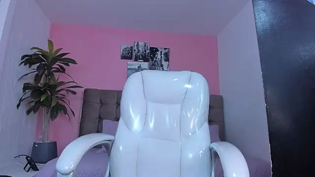 aleja cute  online show from 17, 1, 2025