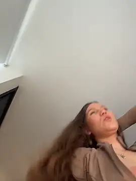 Snapshot of AmelieLaurent_ chatting on 4, 4, 2026 AmelieLaurent online show from 4, 4, 2026