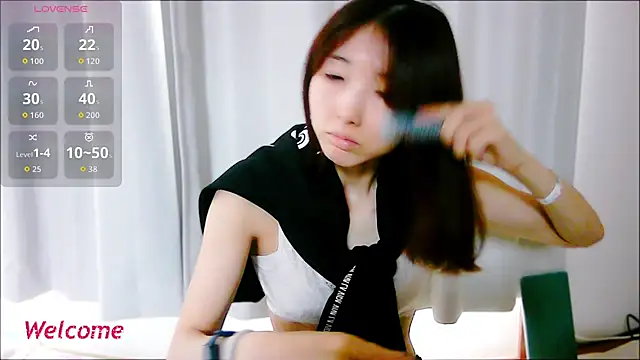 Snapshot of Love_me_Eri_ chatting on 6, 10, 2025 Love me Eri  online show from 6, 10, 2025