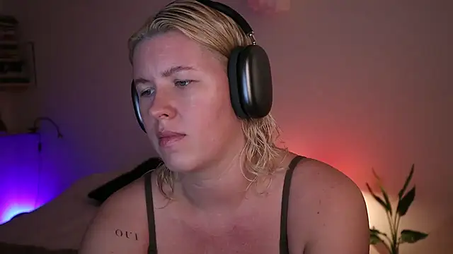 moonamii online show from 10, 1, 2025