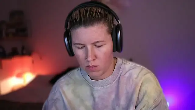 moonamii online show from 4, 3, 2025