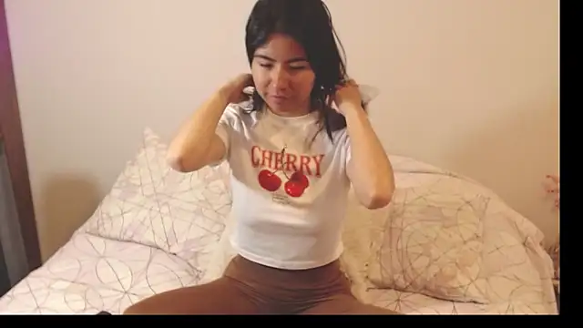 Snapshot of alice_middlee chatting on 12, 11, 2025 alice middlee online show from 12, 11, 2025