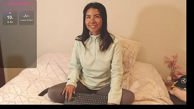 Snapshot of alice_middlee chatting on 13, 11, 2025 alice middlee online show from 13, 11, 2025