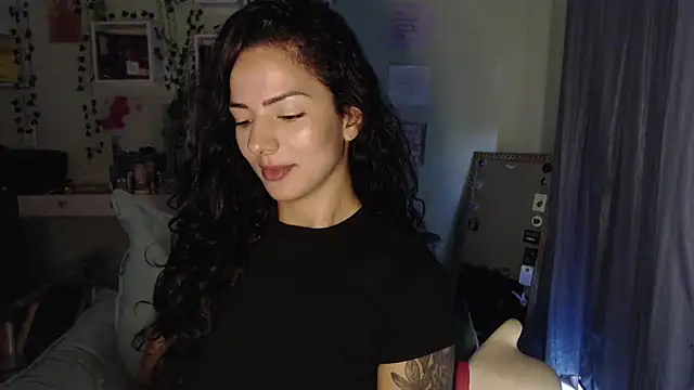 Snapshot of BeellyDance chatting on 14, 4, 2026 BeellyDance online show from 14, 4, 2026