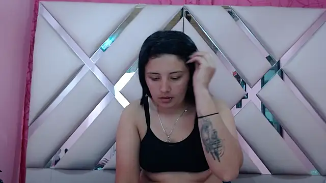 Snapshot of nathaly_low1 chatting on 24, 9, 2025 nathaly low1 online show from 24, 9, 2025