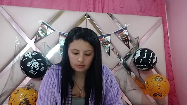 Snapshot of nathaly_low1 chatting on 15, 10, 2025 nathaly low1 online show from 15, 10, 2025