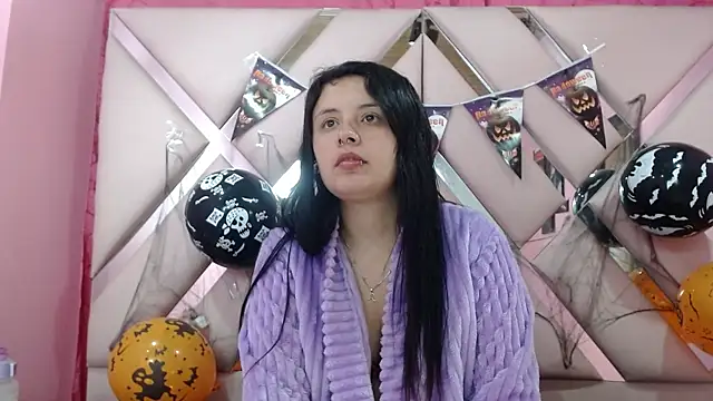 Snapshot of nathaly_low1 chatting on 18, 10, 2025 nathaly low1 online show from 18, 10, 2025