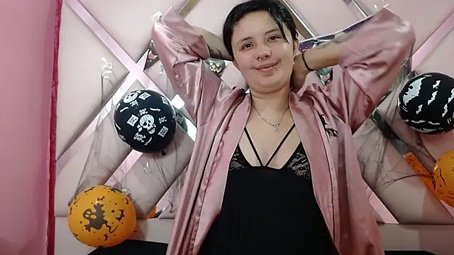 Snapshot of nathaly_low1 chatting on 22, 10, 2025 nathaly low1 online show from 22, 10, 2025