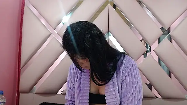 Snapshot of nathaly_low1 chatting on 19, 11, 2025 nathaly low1 online show from 19, 11, 2025