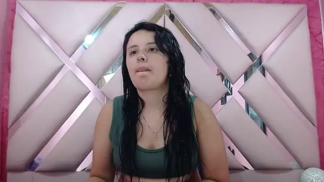 Snapshot of nathaly_low1 chatting on 28, 11, 2025 nathaly low1 online show from 28, 11, 2025