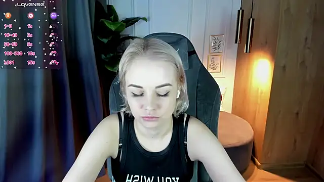 Snapshot of StephanieSweety chatting on 7, 3, 2025 StephanieSweety online show from 7, 3, 2025