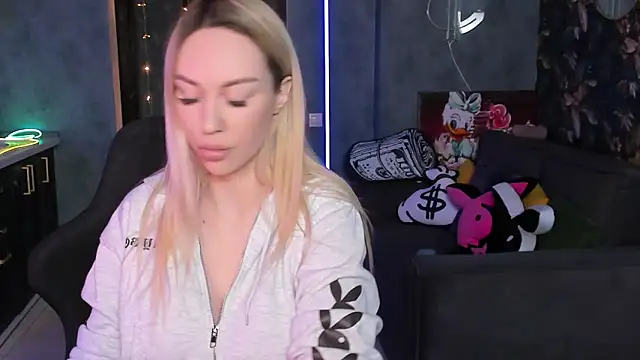 Snapshot of Blckmirrorr chatting on 21, 4, 2026 Blckmirrorr online show from 21, 4, 2026