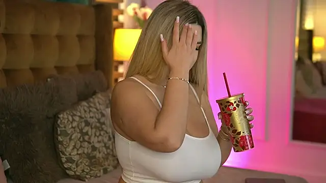 Snapshot of SophieBoobsX chatting on 15, 11, 2025 SophieBoobsX online show from 15, 11, 2025