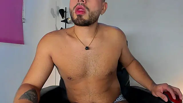 Snapshot of Juan_Castano chatting on 5, 2, 2026 Juan Castano online show from 5, 2, 2026