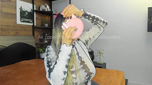 Snapshot of KatyaBlonding chatting on 8, 10, 2025 KatyaBlonding online show from 8, 10, 2025