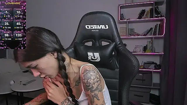 Snapshot of vinkitinkii chatting on 13, 1, 2025 vinkitinkii online show from 13, 1, 2025