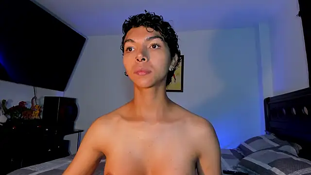 Snapshot of xhenisa_ chatting on 15, 12, 2024 xhenisa online show from 15, 12, 2024