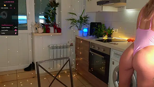 Snapshot of MissLovex chatting on 19, 12, 2025 MissLovex online show from 19, 12, 2025