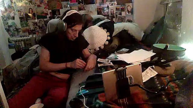 Snapshot of DownstairsSky chatting on 31, 1, 2025 DownstairsSky online show from 31, 1, 2025