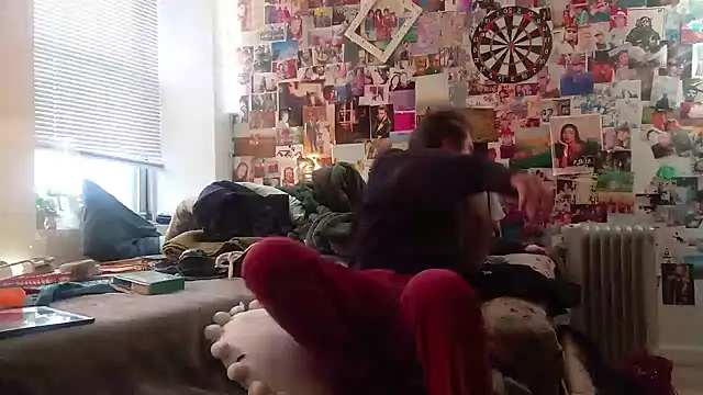 Snapshot of DownstairsSky chatting on 31, 1, 2025 DownstairsSky online show from 31, 1, 2025