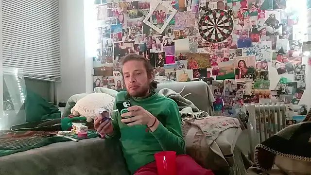 Snapshot of DownstairsSky chatting on 31, 1, 2025 DownstairsSky online show from 31, 1, 2025