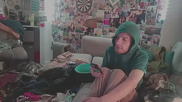 Snapshot of DownstairsSky chatting on 4, 2, 2025 DownstairsSky online show from 4, 2, 2025