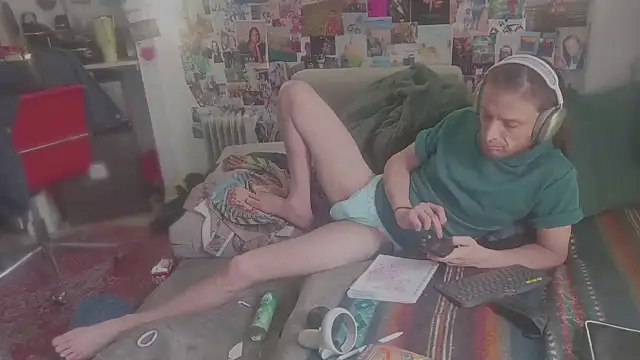 Snapshot of DownstairsSky chatting on 5, 2, 2025 DownstairsSky online show from 5, 2, 2025