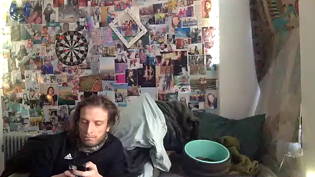 Snapshot of DownstairsSky chatting on 7, 2, 2025 DownstairsSky online show from 7, 2, 2025