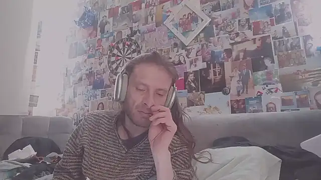 Snapshot of DownstairsSky chatting on 3, 3, 2025 DownstairsSky online show from 3, 3, 2025