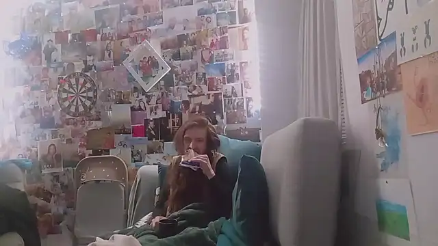 Snapshot of DownstairsSky chatting on 7, 3, 2025 DownstairsSky online show from 7, 3, 2025