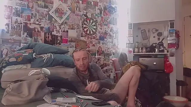 Snapshot of DownstairsSky chatting on 12, 3, 2025 DownstairsSky online show from 12, 3, 2025