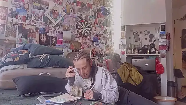 Snapshot of DownstairsSky chatting on 12, 3, 2025 DownstairsSky online show from 12, 3, 2025