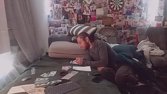 Snapshot of DownstairsSky chatting on 13, 3, 2025 DownstairsSky online show from 13, 3, 2025