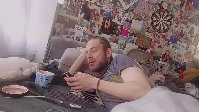 Snapshot of DownstairsSky chatting on 14, 3, 2025 DownstairsSky online show from 14, 3, 2025