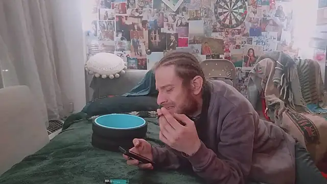 Snapshot of DownstairsSky chatting on 18, 3, 2025 DownstairsSky online show from 18, 3, 2025