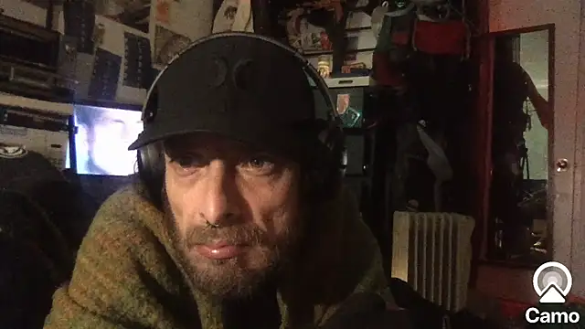 Snapshot of DownstairsSky chatting on 28, 10, 2025 DownstairsSky online show from 28, 10, 2025