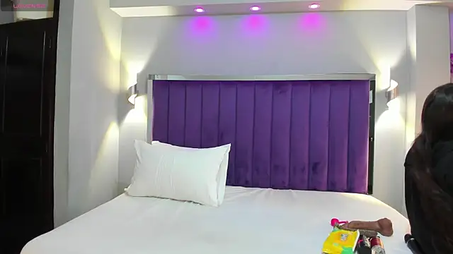 SaraRiley online show from 10, 9, 2025