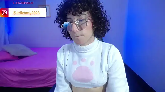 Snapshot of little__amy_ chatting on 5, 1, 2025 little amy online show from 5, 1, 2025