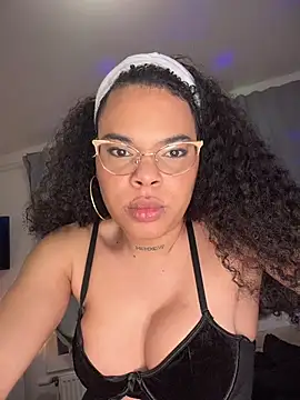 Snapshot of naomikandra chatting on 3, 12, 2025 naomikandra online show from 3, 12, 2025